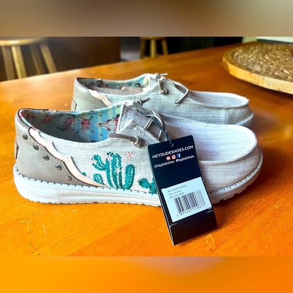 NWB Women’s Hey Dudes Size 9 - Picture 1 of 7